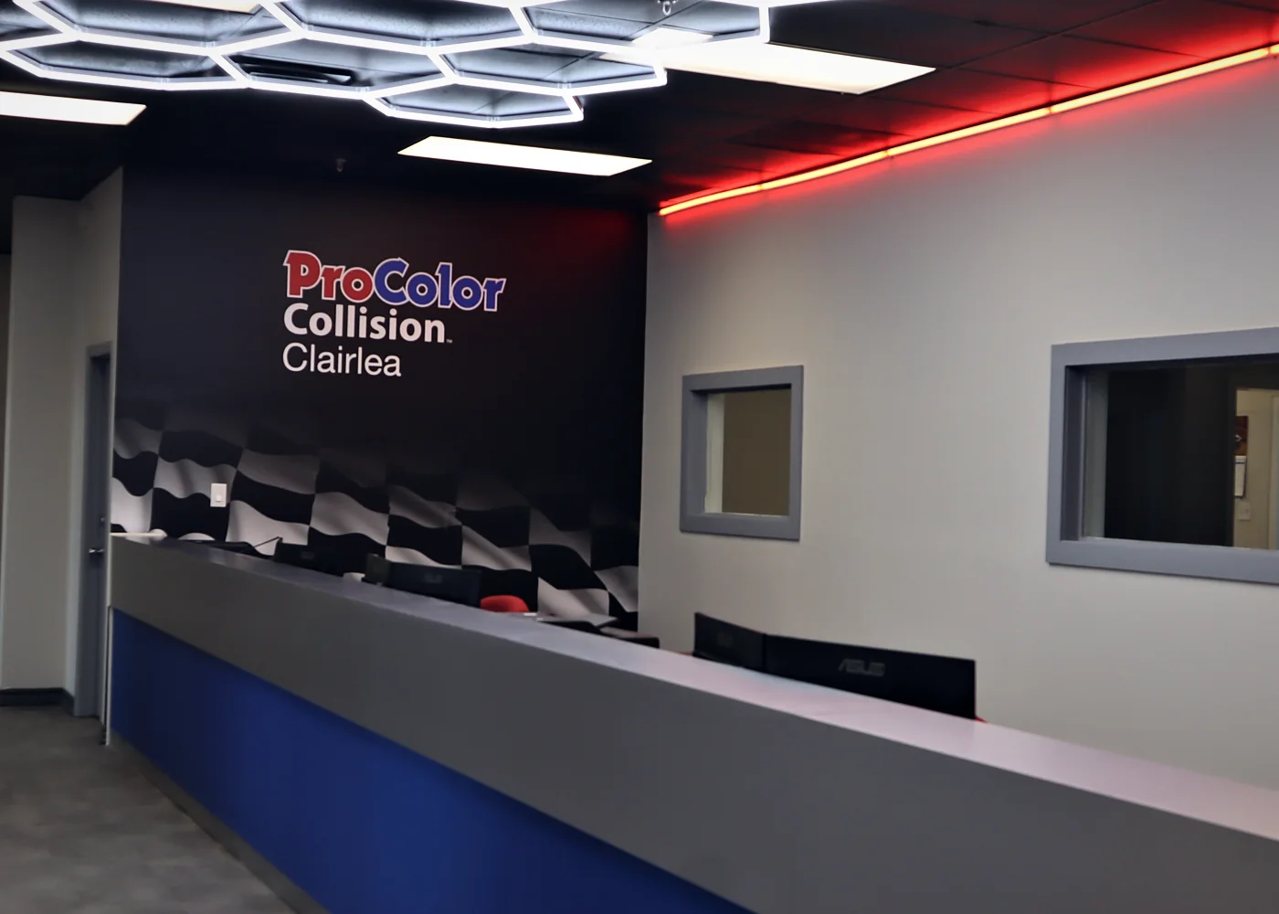 The ProColor Collision Clairlea front desk